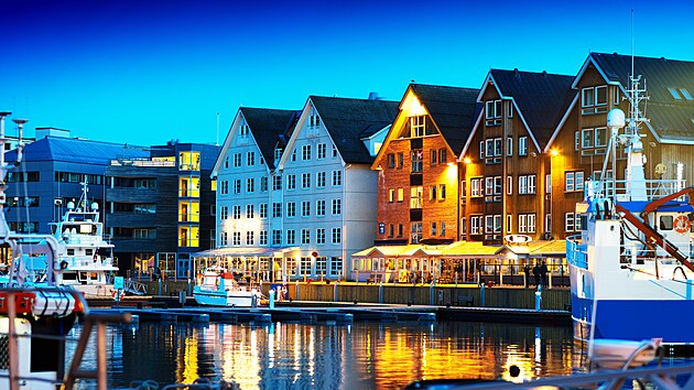 M�stu Tromsø se p�ezd�v� Pa�� severu. K�vid�n� je zde �ada pam�tek a�zaj�mav�ch staveb, t�eba historick� d�ev�n� domky nebo�pozoruhodn� modern� kostel.