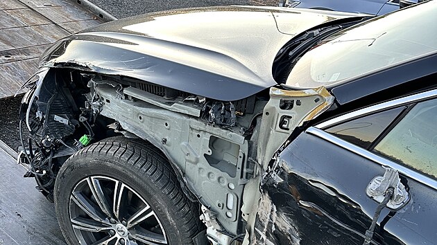 Prezident�v poradce Petr Kol�� uk�zal na soci�ln� s�i X fotografie sv�ho nabouran�ho vozu. (26. prosince 2024)