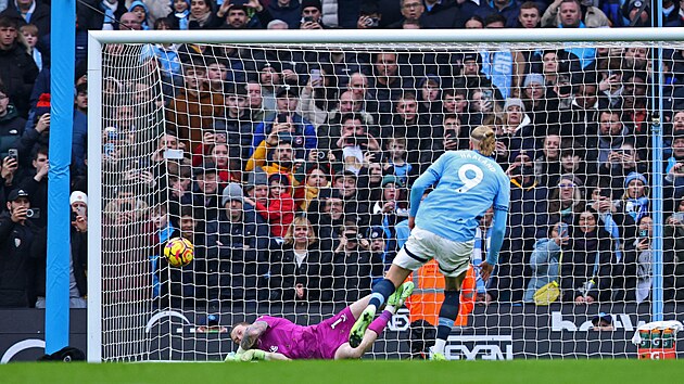 Erling Haaland z Manchesteru City zahazuje penaltu v utkání s Evertonem.