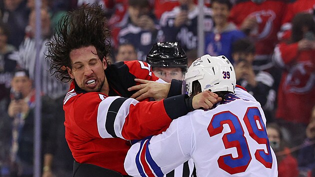 Brenden Dillon (vlevo) z New Jersey Devils a Sam Carrick z New York Rangers se porvali.