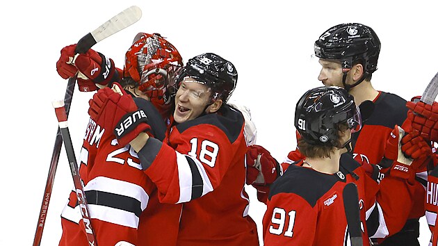 Jacob Markstr�m (25) a Ond�ej Pal�t (18) slav� v�hru New Jersey Devils nad New York Rangers.