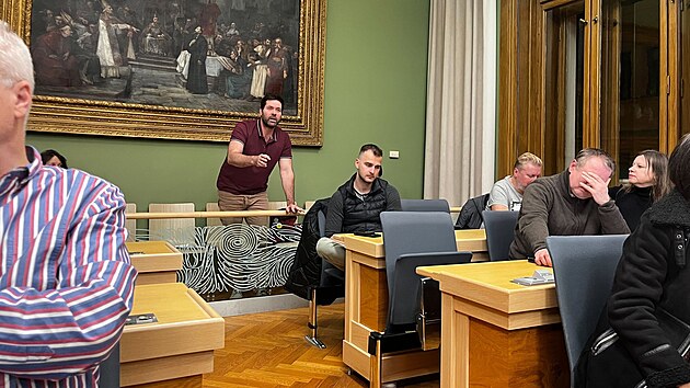 Milo Zvora z iniciativy esko bez hluku na setkn obyvatel ehoovy ulice kvli hlunmu klubu Sfra. (19. prosince 2024)