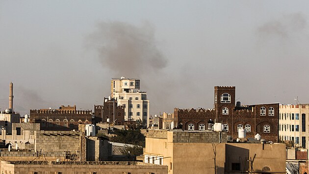 Izrael za�to�il na mezin�rodn� leti�t� v hlavn�m m�st� San� v Jemenu. Stoup� z n�j kou�. (26. prosince 2024)