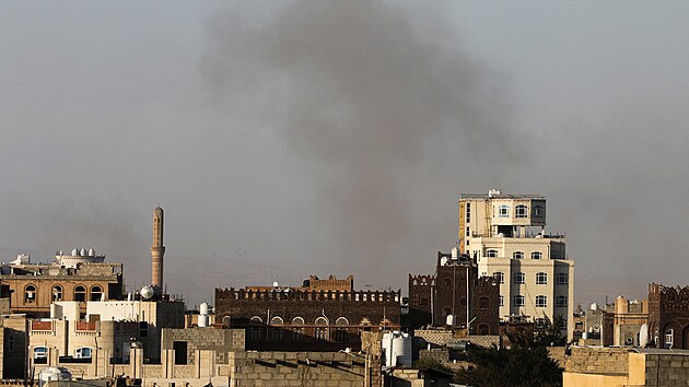 Izrael za�to�il na mezin�rodn� leti�t� v hlavn�m m�st� San� v Jemenu. Stoup� z n�j kou�. (26. prosince 2024)