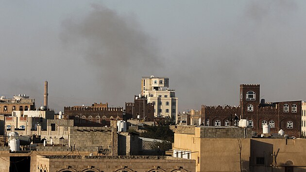 Izrael za�to�il na mezin�rodn� leti�t� v hlavn�m m�st� San� v Jemenu. Stoup� z n�j kou�. (26. prosince 2024)