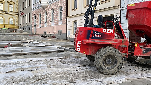 Nmst v Tachov m bt po rekonstrukci pjemnjm mstem, kde se budou odehrvat kulturn a spoleensk akce. Na msto se vrt tak replika Marinskho sloupu. (19. prosince 2024)
