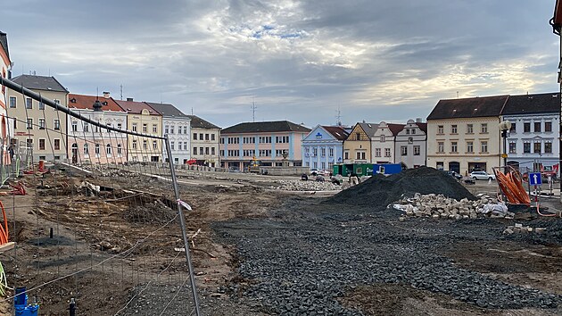 Nmst v Tachov m bt po rekonstrukci pjemnjm mstem, kde se budou odehrvat kulturn a spoleensk akce. Na msto se vrt tak replika Marinskho sloupu. (19. prosince 2024)