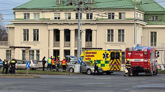 Srka sanitky s osobnm autem v Plzni se obela bez zrann. (20. prosince 2024)