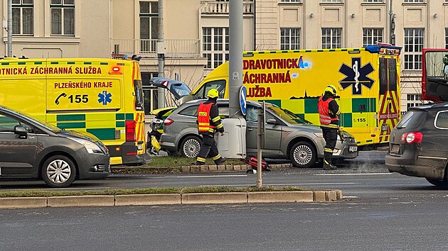 Srka sanitky s osobnm autem v Plzni se obela bez zrann. (20. prosince 2024)