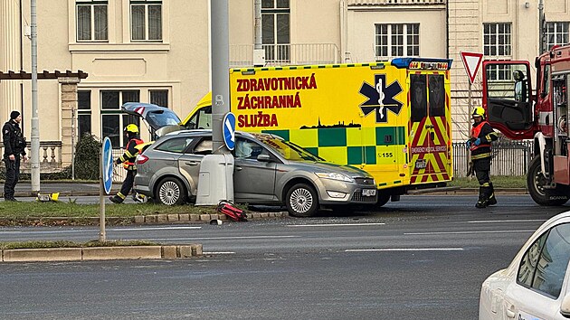 Srka sanitky s osobnm autem v Plzni se obela bez zrann. (20. prosince 2024)