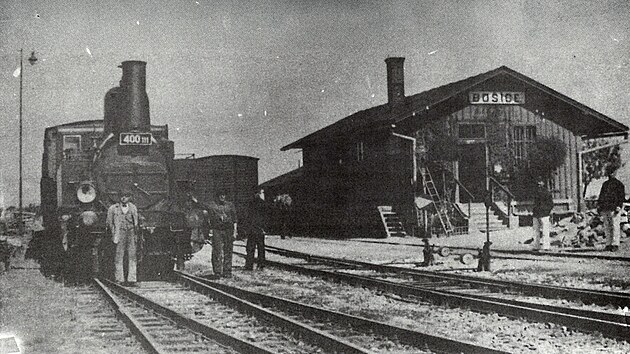 Lokomotiva 400.111 ve stanici Bo�ice v z��� 1927, tedy rok po zastaven� provozu do Svoj�ic. V t� dob� je�t� st�la p�vodn� d�ev�n� v�pravn� budova se skladi�t�m. GPS: 50.0155356N, 15.0153264E
