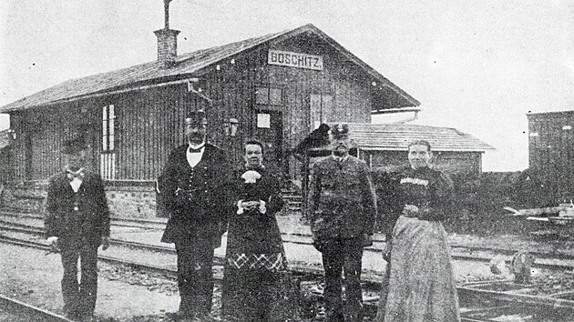 Person�l stanice Bo�ice p�ed p�vodn� d�ev�nou v�pravn� budovou se skladi�t�m, p�ed rokem 1918. GPS: 50.0155356N, 15.0153264E