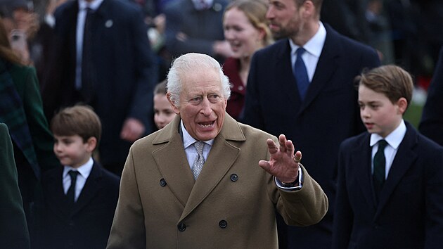 Kr�l Karel III. cestou na v�no�n� bohoslu�bu v Sandringhamu (25. prosince 2024)