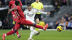 Kylian Mbappe z Realu Madrid dává branku v utkání proti Seville.