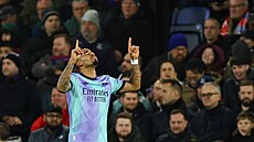 Gabriel Jesus z Arsenalu si vychutnává trefu do sít� Crystal Palace.