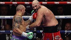 Oleksandr Usyk (vlevo) a Tyson Fury se rvou o tituly v t�ké váze.