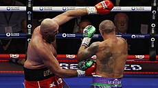 Obrovitý Tyson Fury úto�í na Oleksandra Usyka.