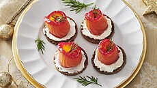 Losos gravlax marinovan� v �erven� �ep�