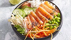 Poke bowl s rý�í a lososem