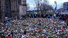 Lidé v nmeckém Magdeburgu zapalují svíky za obti útoku na vánoních trzích....