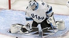 Branká Karel Vejmelka z Utah Hockey zasahuje v zápase s Minnesota Wild.