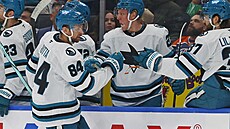 Jan Rutta ze San Jose Sharks slaví se st�ída�kou trefu proti Edmonton Oilers.