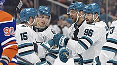 Jan Rutta ze San Jose Sharks (druhý zprava) slaví se spoluhrái gól proti...