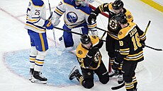 Charlie Coyle, Cole Koepke (45) a Pavel Zacha (18) z Boston Bruins b�hem utkání...