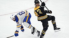 David Pastr�ák z Boston Bruins v souboji s Alexem Tuchem z Buffalo Sabres.