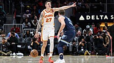 Vít Krej�í z Atlanta Hawks diriguje spoluhrá�e v zápase s Memphis Grizzlies.