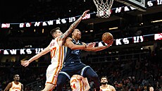 Vít Krej�í z Atlanta Hawks se sna�í zablokovat nájezd Desmonda Banea z Memphis...