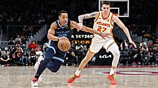 Desmond Bane z Memphis Grizzlies proniká kolem Víta Krej�ího z Atlanta Hawks.