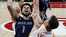 Scotty Pippen Jr. z Memphis Grizzlies svádí souboj pod ko�em s Vítem Krej�ím z...
