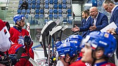 Trenér reprezentace do 20 let Patrik Augusta promlouvá ke sv��enc�m.