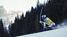 Norský ly�a� Timon Haugan jede první kolo slalomu v Alta Badii.