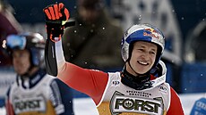 Marco Odermatt slaví výhru v ob�ím slalomu v Alta Badii.