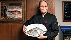�éfkucha� Karel Matyá� z pra�ské st�edomo�ské restaurace (na snímku s rybou sv....