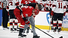 Martin Ne�as z Caroliny po zákroku opou�tí ledovou plochu.