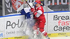 Souboj u mantinelu v zápase Hradce Králové s Kometou Brno.