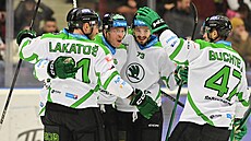 Boleslav�tí hokejisté slaví gól proti Karlovým Var�m.