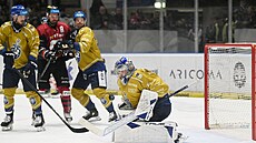 Kladenský branká� �t�pán Luke� zasahuje v duelu se Spartou.