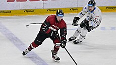 Pavel Kousal ze Sparty kontroluje puk ped karlovarským Jií ernochem.