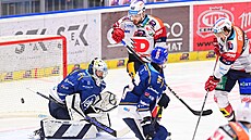 Kladenský branká� Adam Brízgala inkasuje v duelu s Pardubicemi.