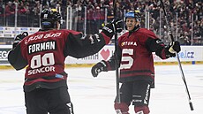 Spar�ané Miroslav Forman a Jani Lajunen slaví trefu do t�inecké brány.