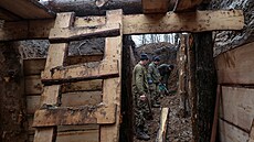 Ukrajin�tí vojáci budují zákop v Charkovské oblasti na Ukrajin�. (22. prosince...