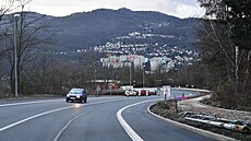 Silnice v ústecké Výstupní ulici je pr�jezdná, �idi�i ale musejí dál po�ítat s...