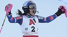 Zrinka Ljutiová se raduje z vítzství ve slalomu v Semmeringu.