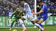 Úto�ník Savinho z Manchesteru City se sna�í dostat k zakon�ení v utkání proti...