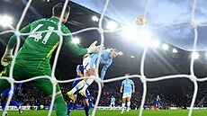 Úto�ník Erling Haaland z Manchesteru City skóruje hlavou v utkání proti...