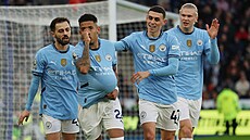 Fotbalisté Manchesteru City se radují z gólu, který vst�elil Savinho (druhý...